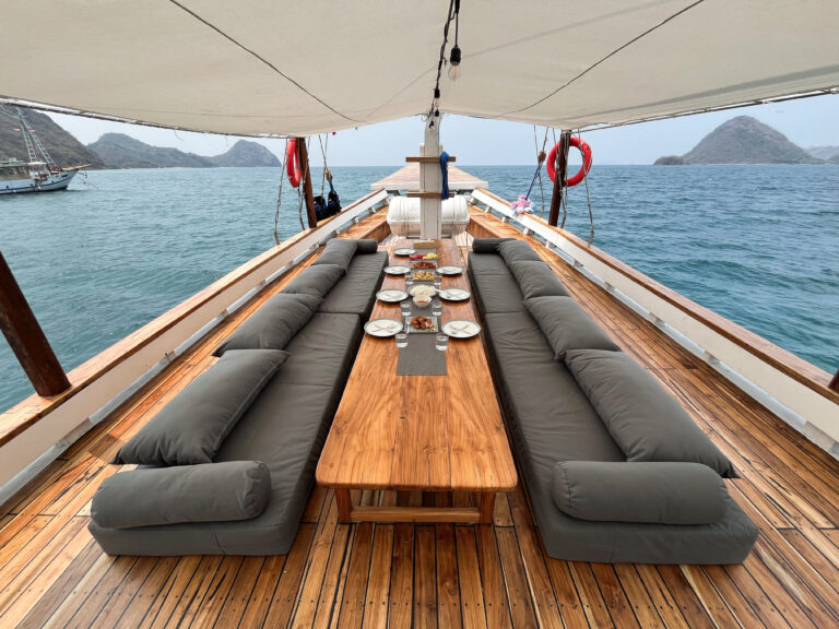 front-deck-lanakila-cruise